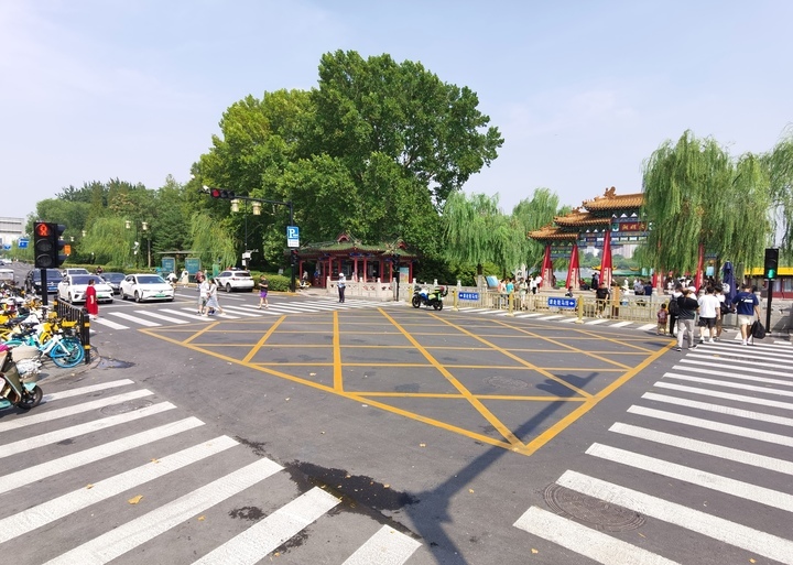 济南大明湖南门新增信号灯