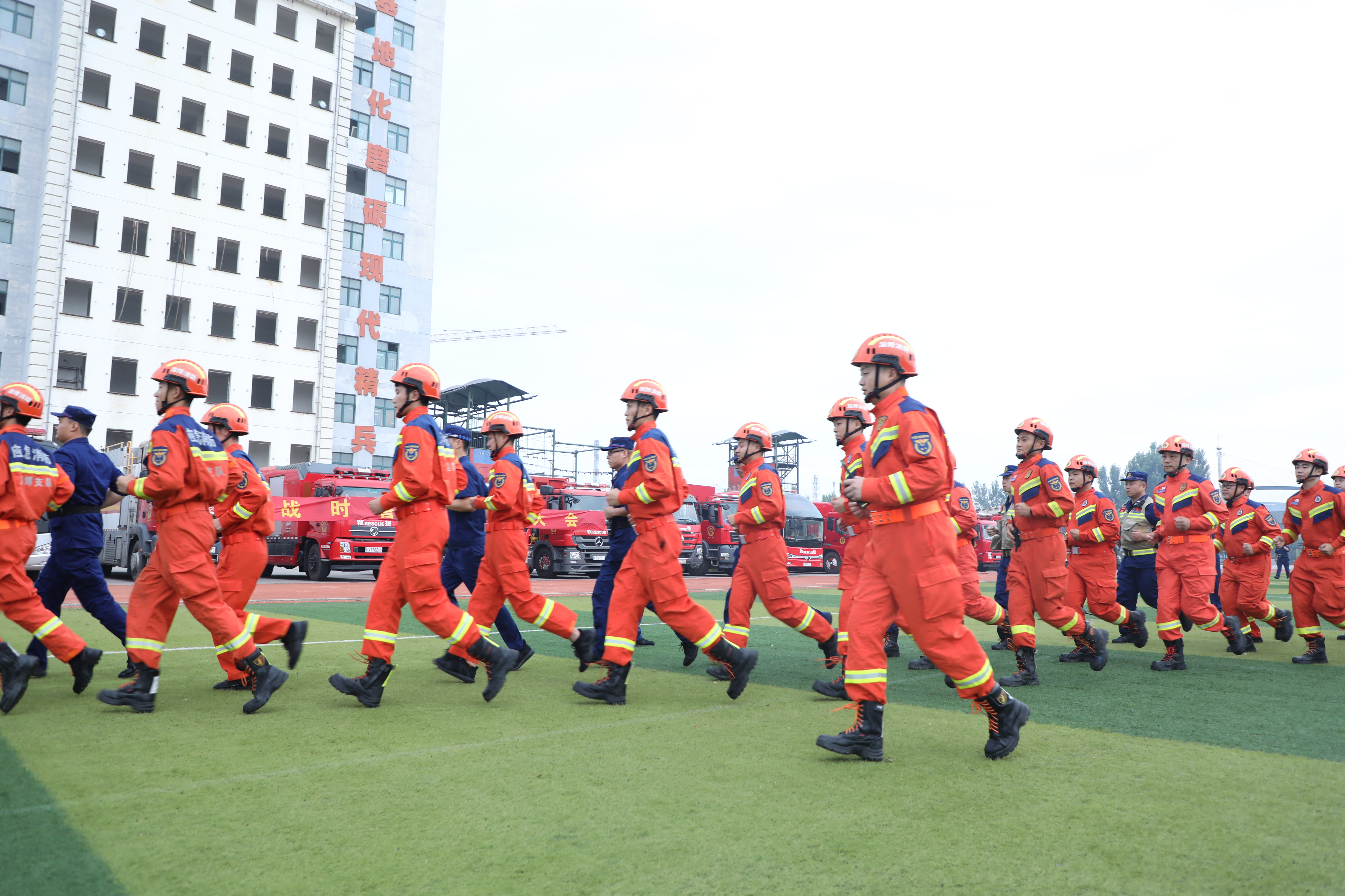 全国最先进排涝车驰援河南,山东消防第二批增援来了