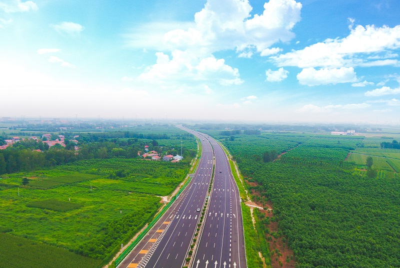 菏泽市首条双向八车道高速公路——日兰高速巨野西至菏泽段改扩建项目