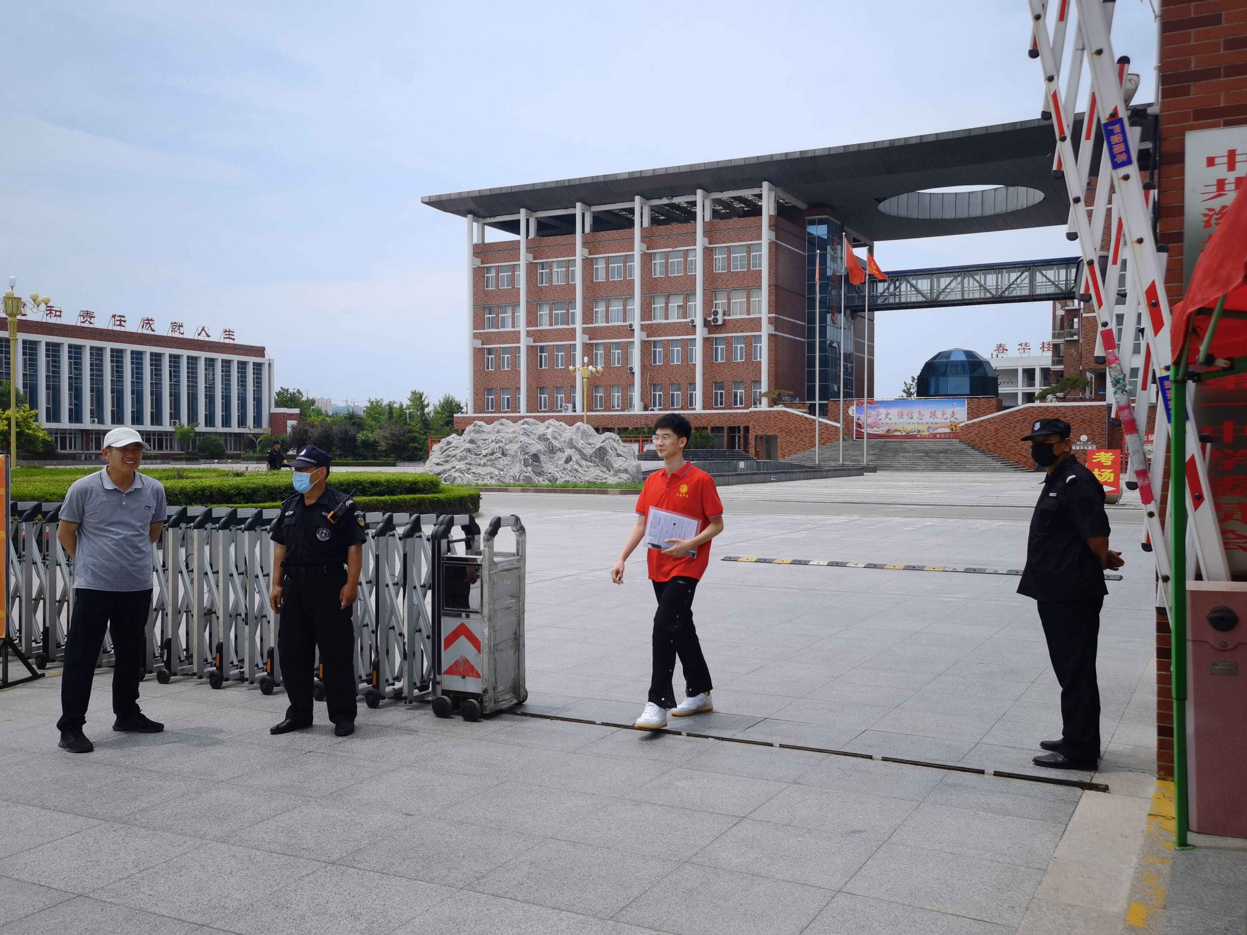 滨州在滨州市北镇中学考点,考生大多选择统一乘车,现场少了往年等待的