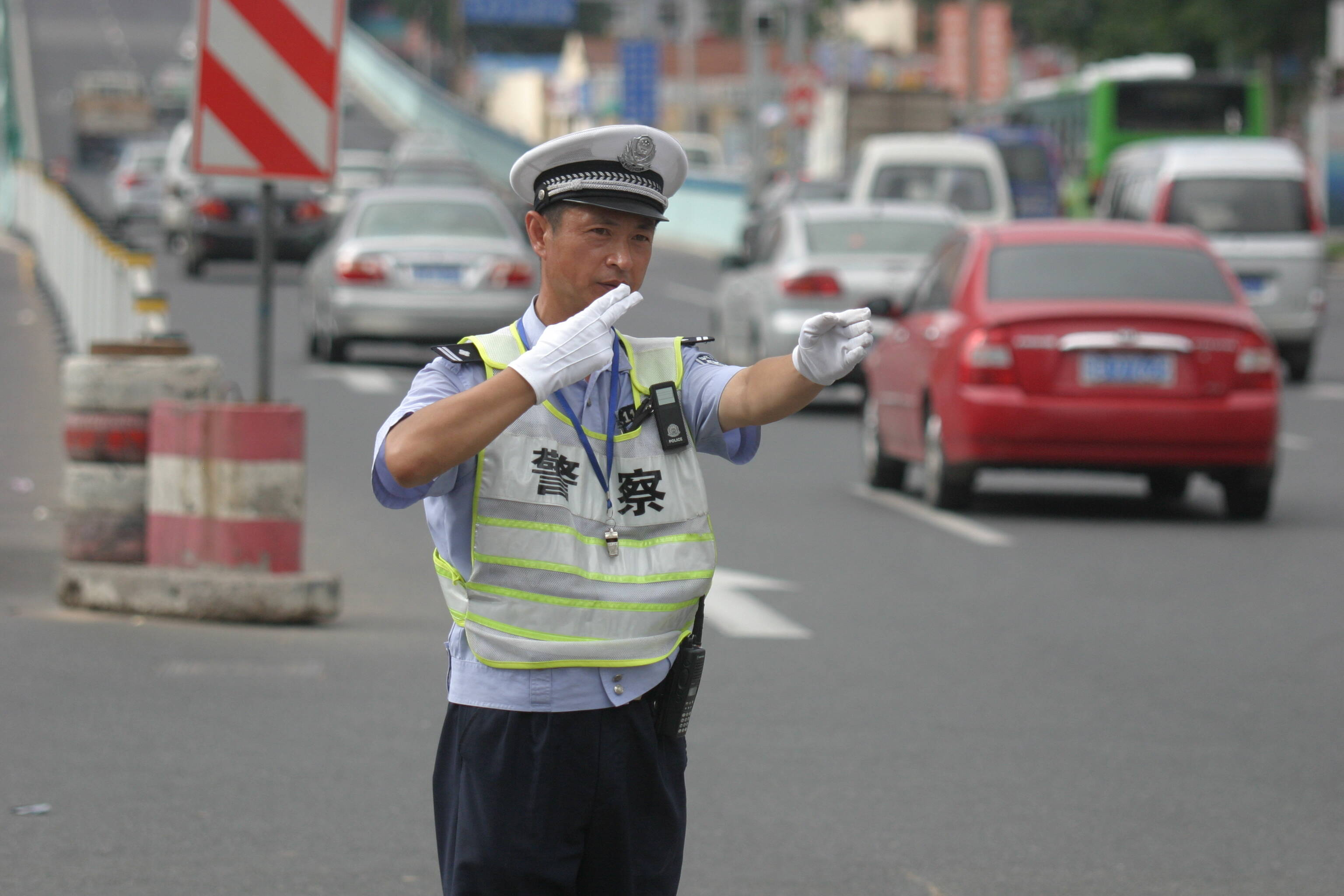 青岛交警李涌荣获全国最美基层民警称号