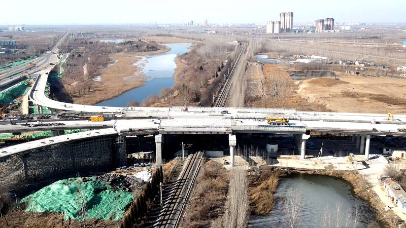 首个穿跨邯济铁路桥梁架设顺利完成起步区最大互通立交关键性节点打通