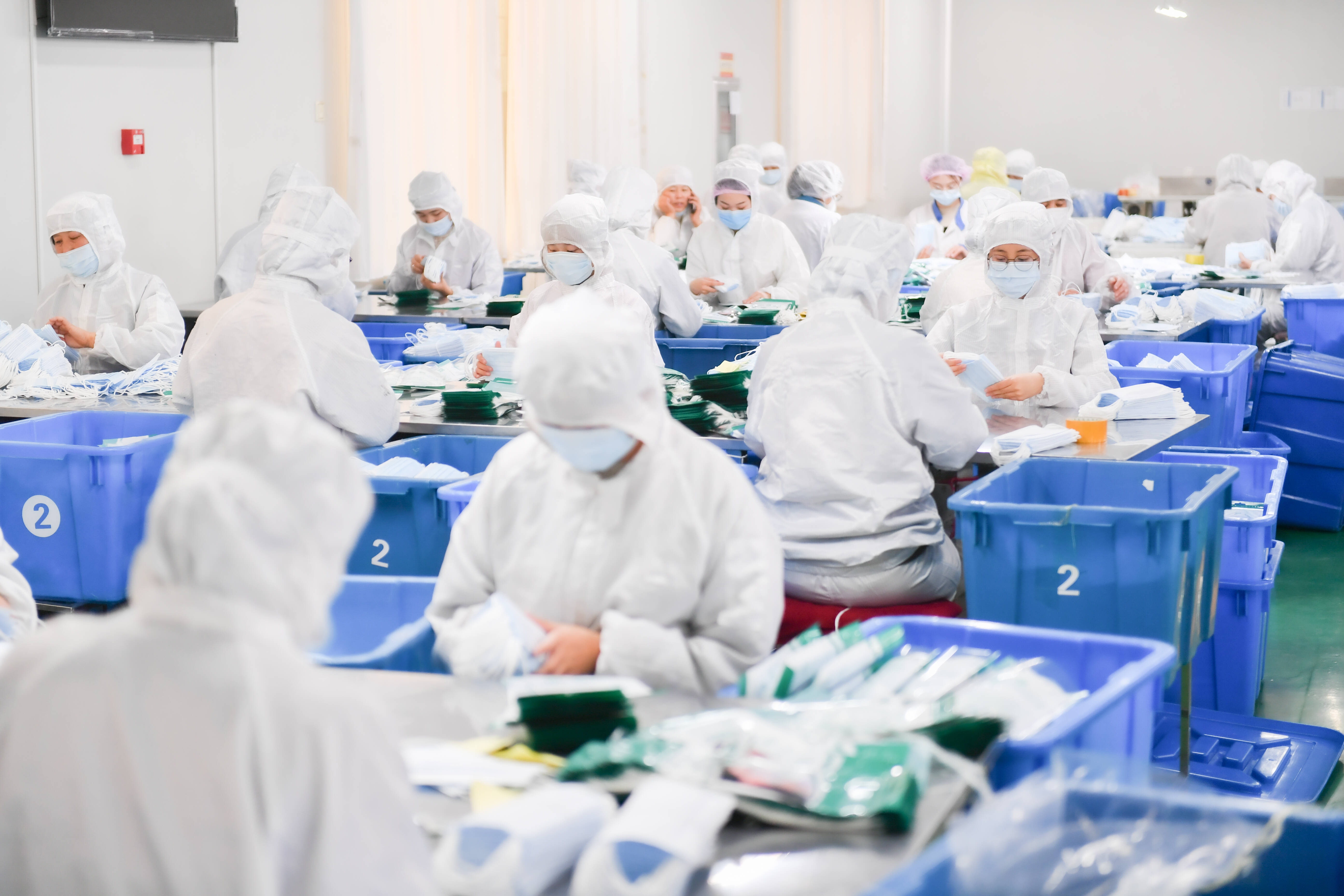 3月12日,在日照三奇医疗卫生用品有限公司,记者看到一幅忙碌的场景