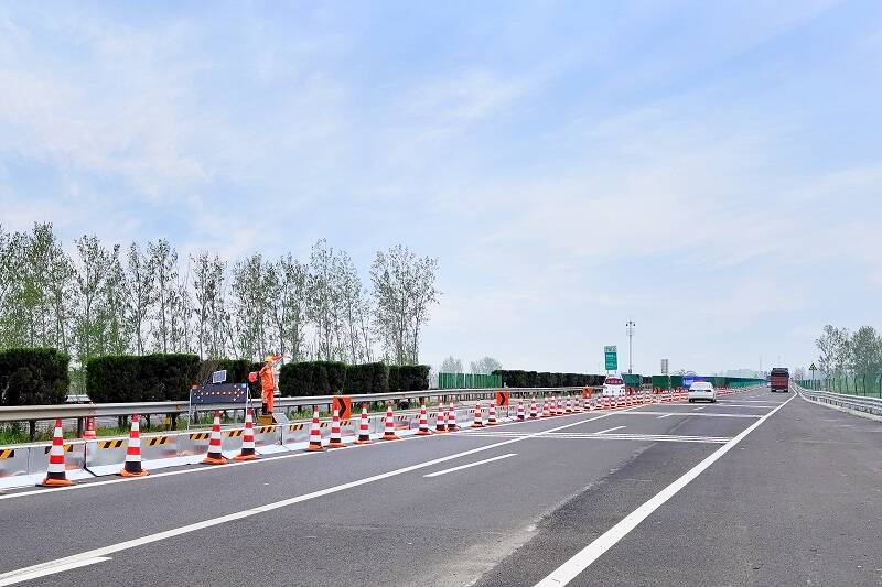 濮新高速曹州互通涉日兰高速施工交通转换顺利完成