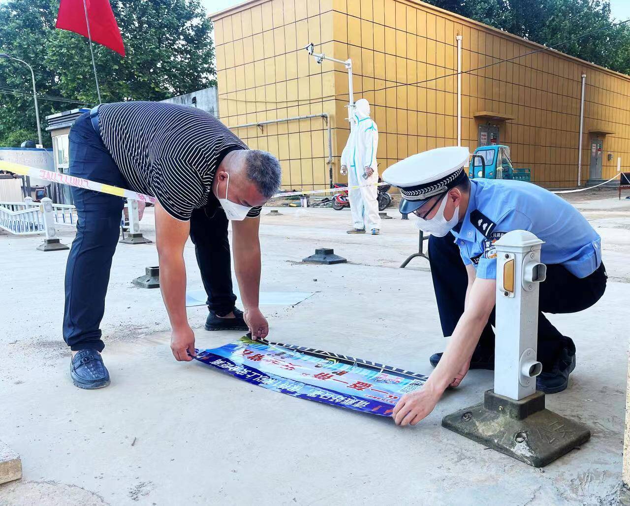 济南一盔一带宣传地贴亮相