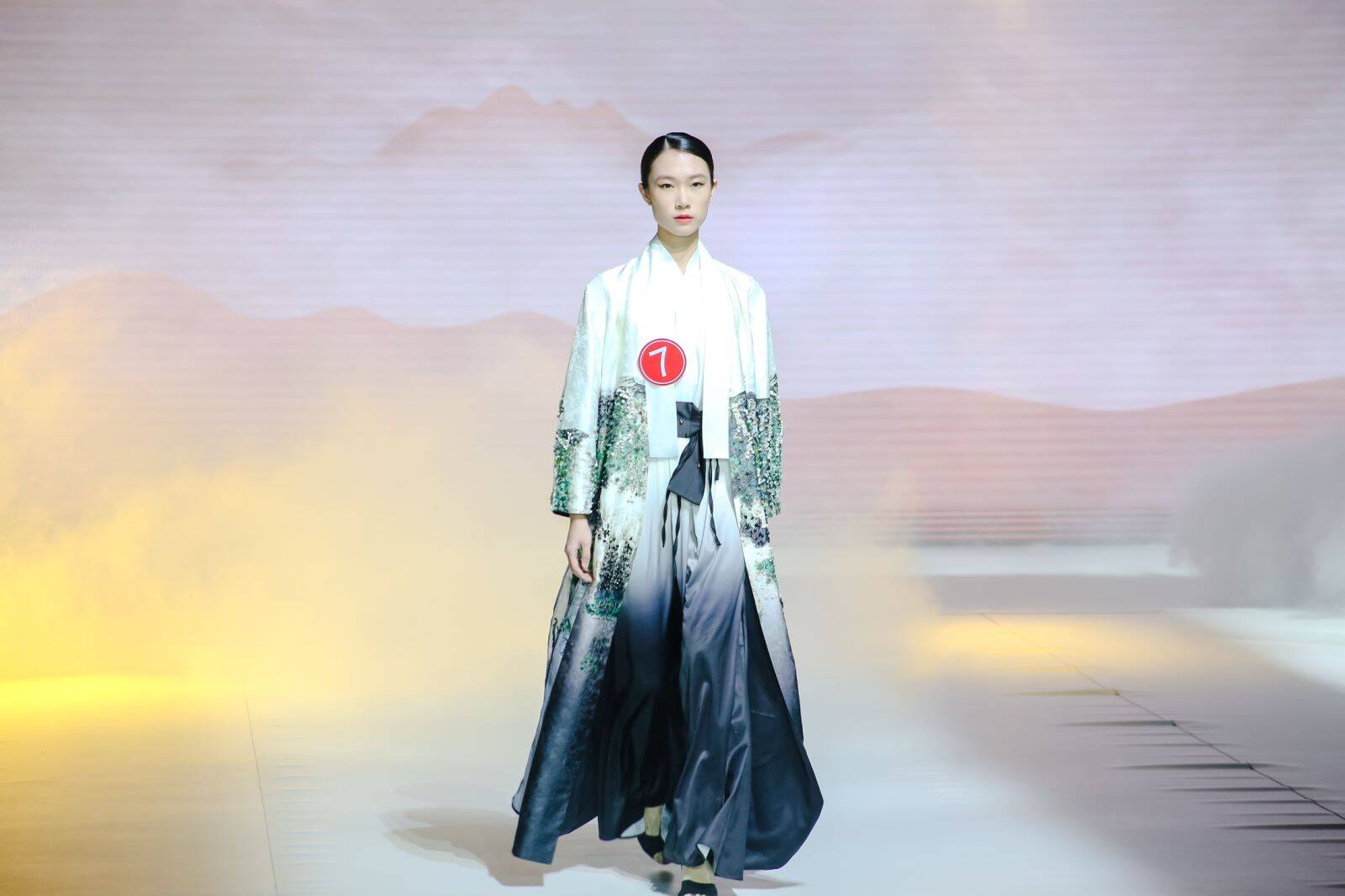 第二届中国国际华服设计大赛获奖作品赏析银奖洛神赋