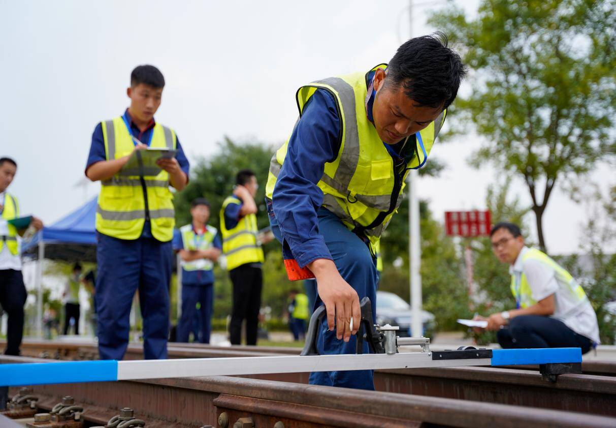 實施為職工辦實事工程青島地鐵建立班組建設領導包保責任制,通過