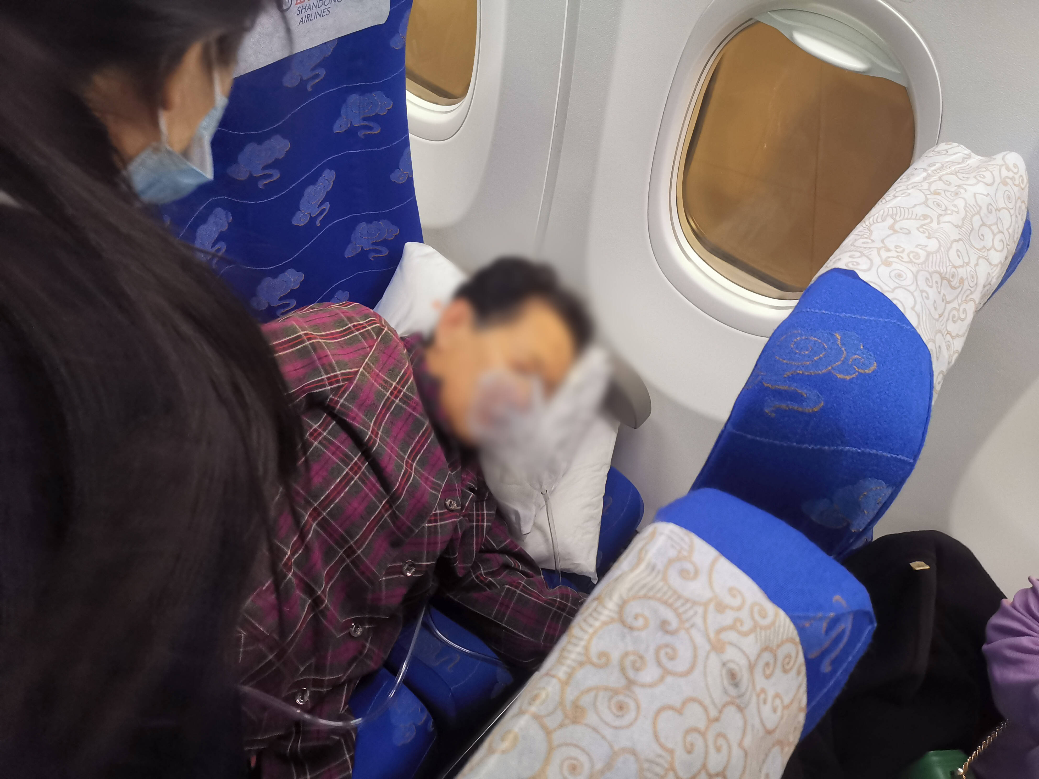 旅客機上突發腦梗 山航空地接力完成轉運送醫