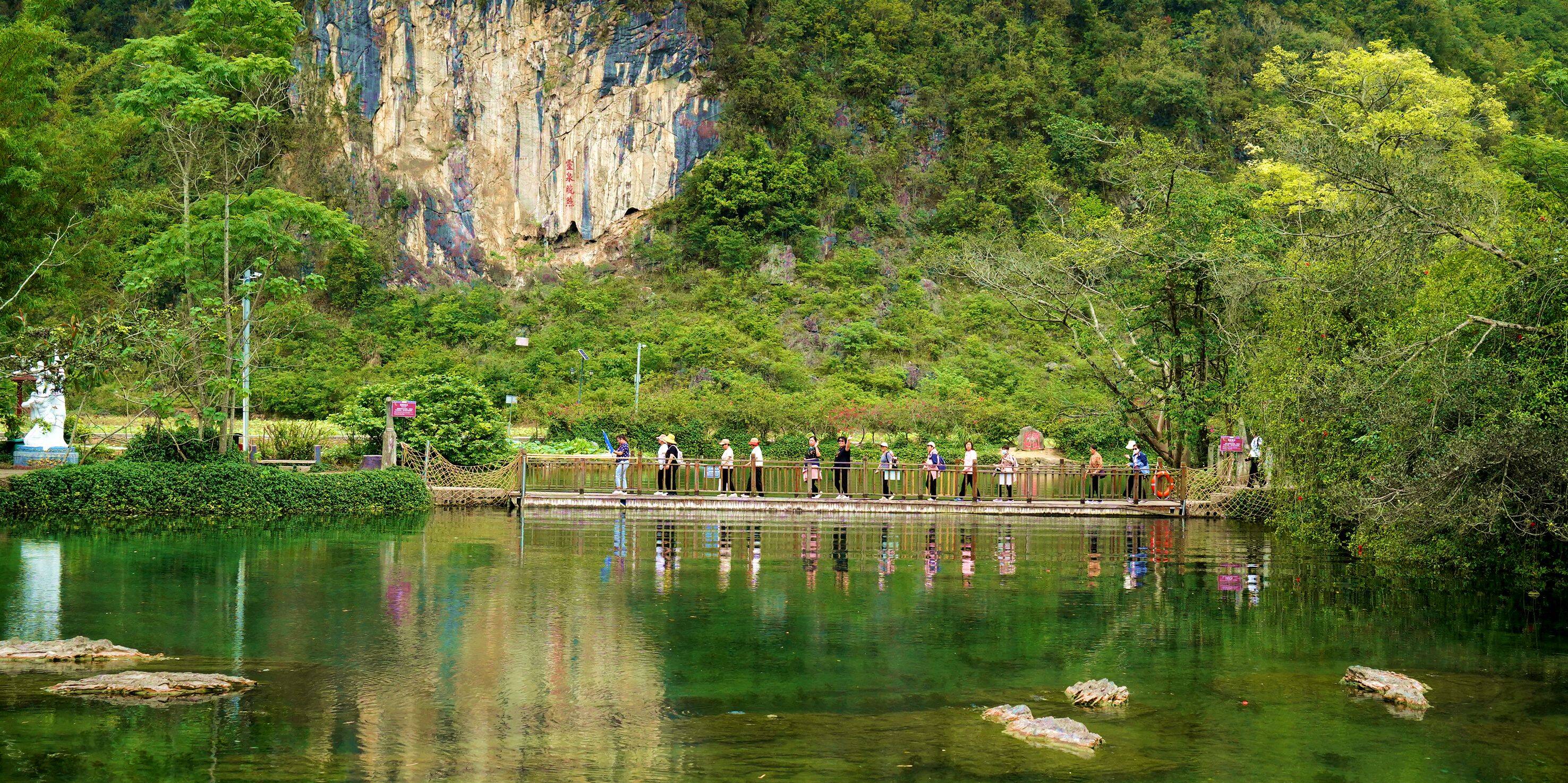 休養團先後到世界長壽之鄉巴馬等地遊覽百魔洞景區,參觀鄧誠才故居