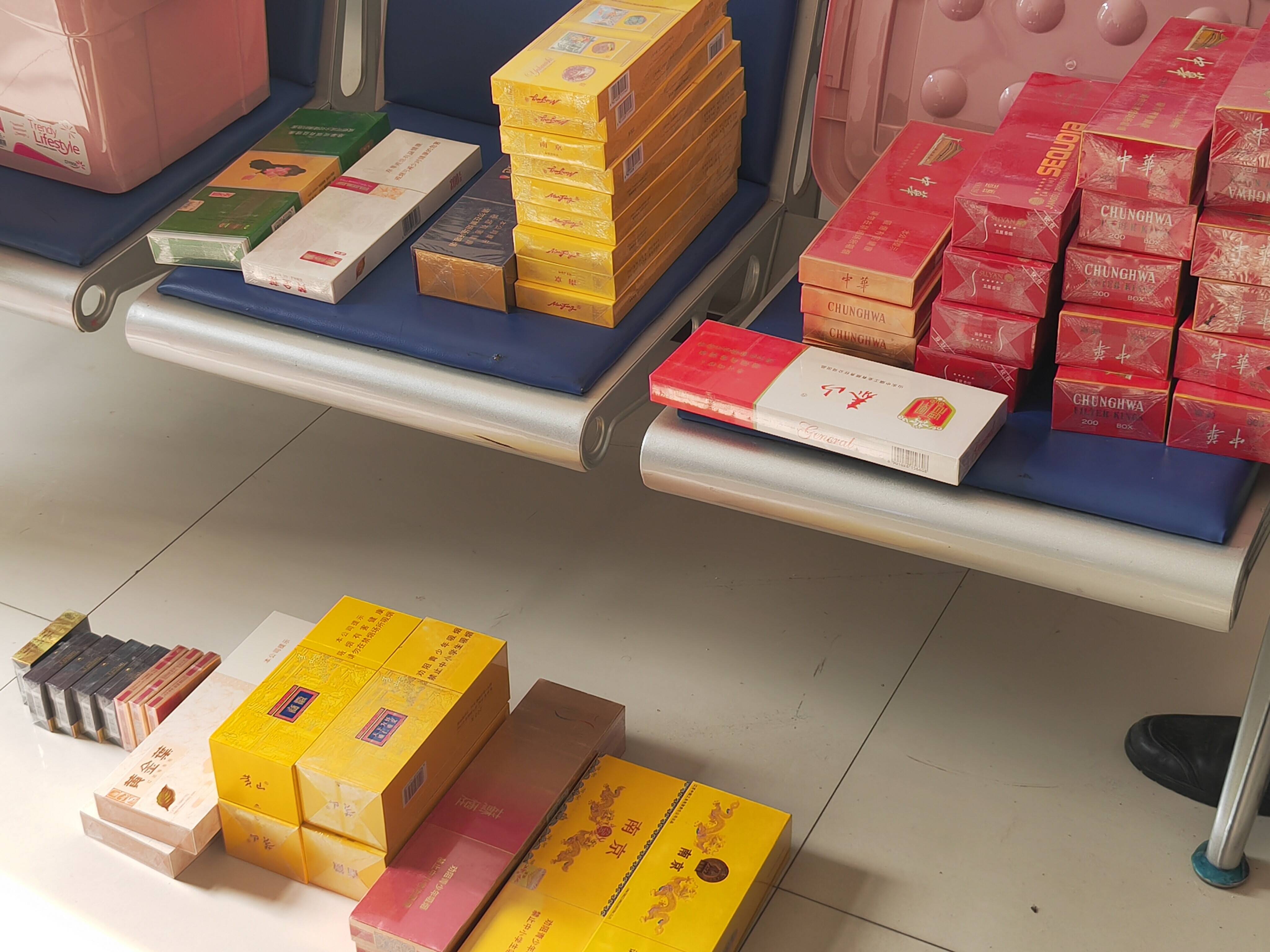 超市硕鼠凌晨偷走4万元香烟滕州公安民警20余小时跨省破案全部追回