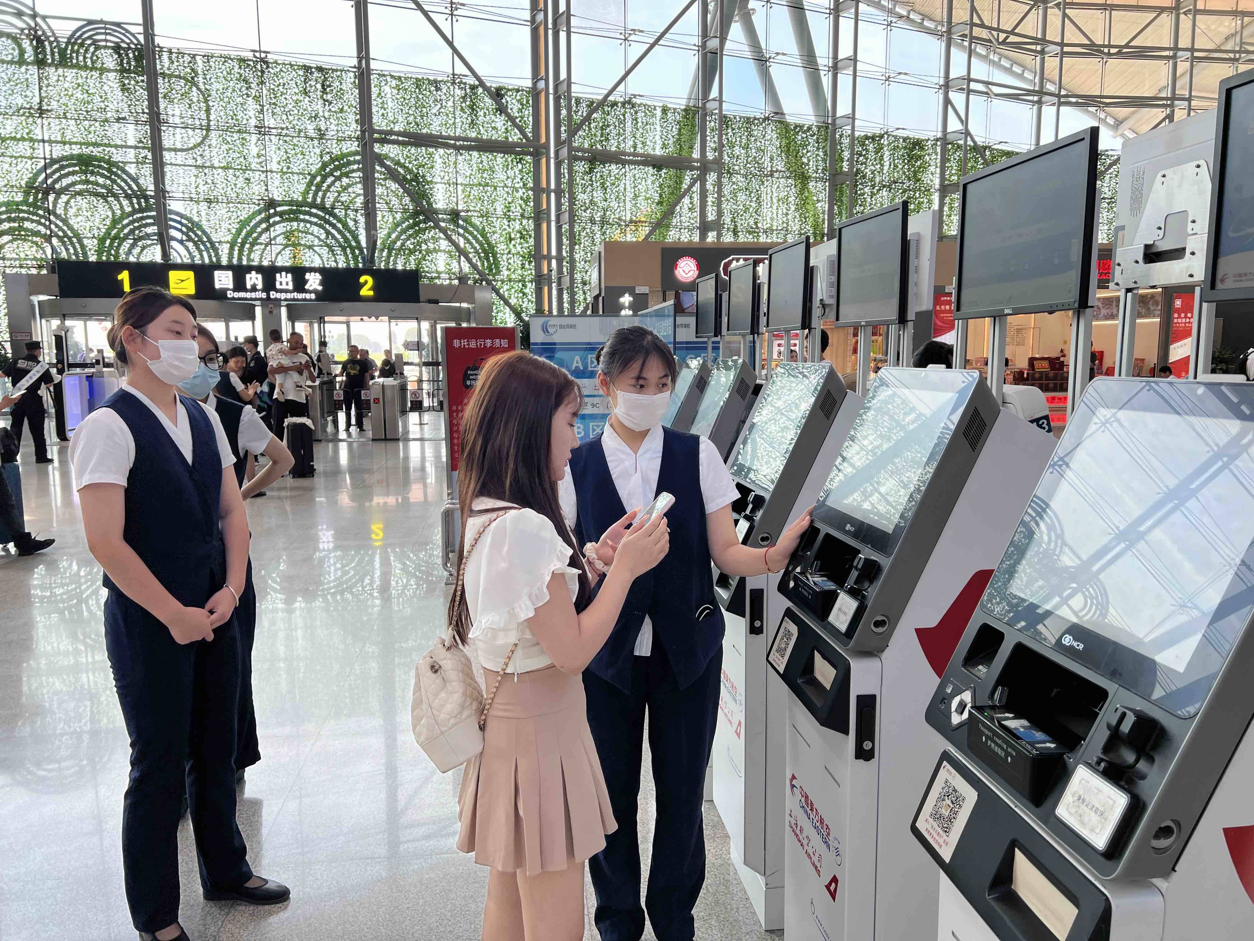 济南机场推出26条"清泉服务"举措畅保暑运旅途