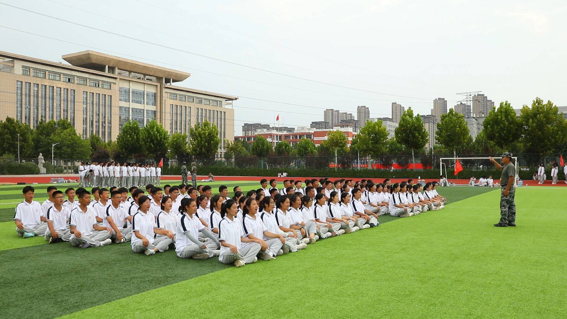 闪电号>专栏>综合广播>在巨野县第一中学的训练场上,同学们头顶烈日