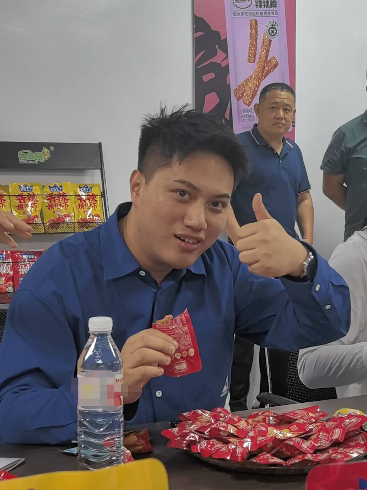 在这家充斥着辣椒的辛香和豆香味的国家级绿色工厂,随处可见的机器