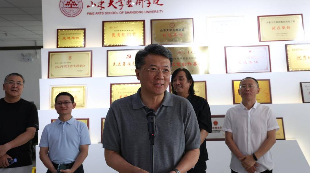 山东工艺美术学院二级教授,大赛评委会主任苗登宇,山东师范大学赫尔岑