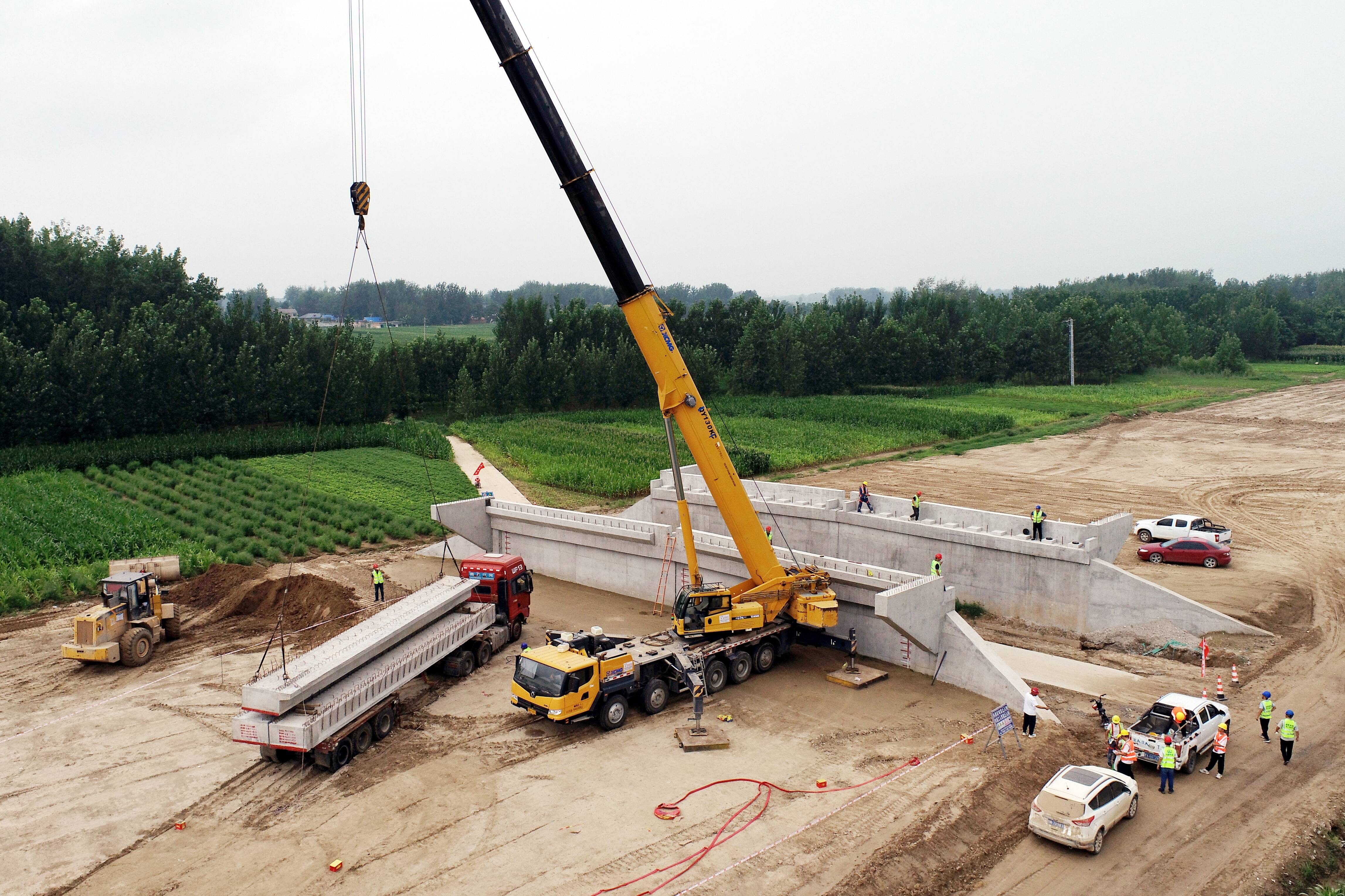 中铁十局承建徐民高速(单曹段)全线首片空心板梁顺利架设