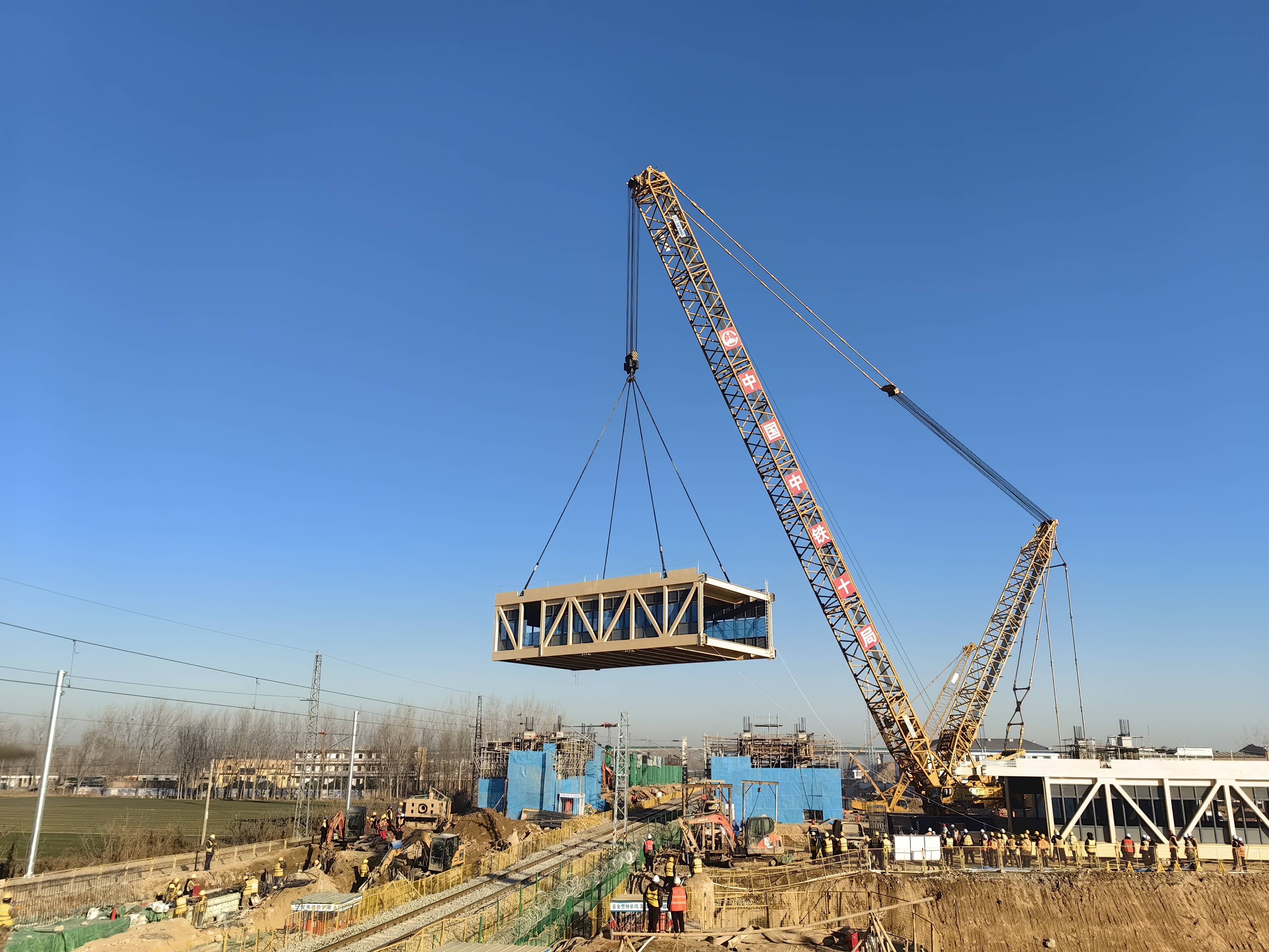 雄商高铁梁山站,郓城站钢结构天桥吊装顺利完成