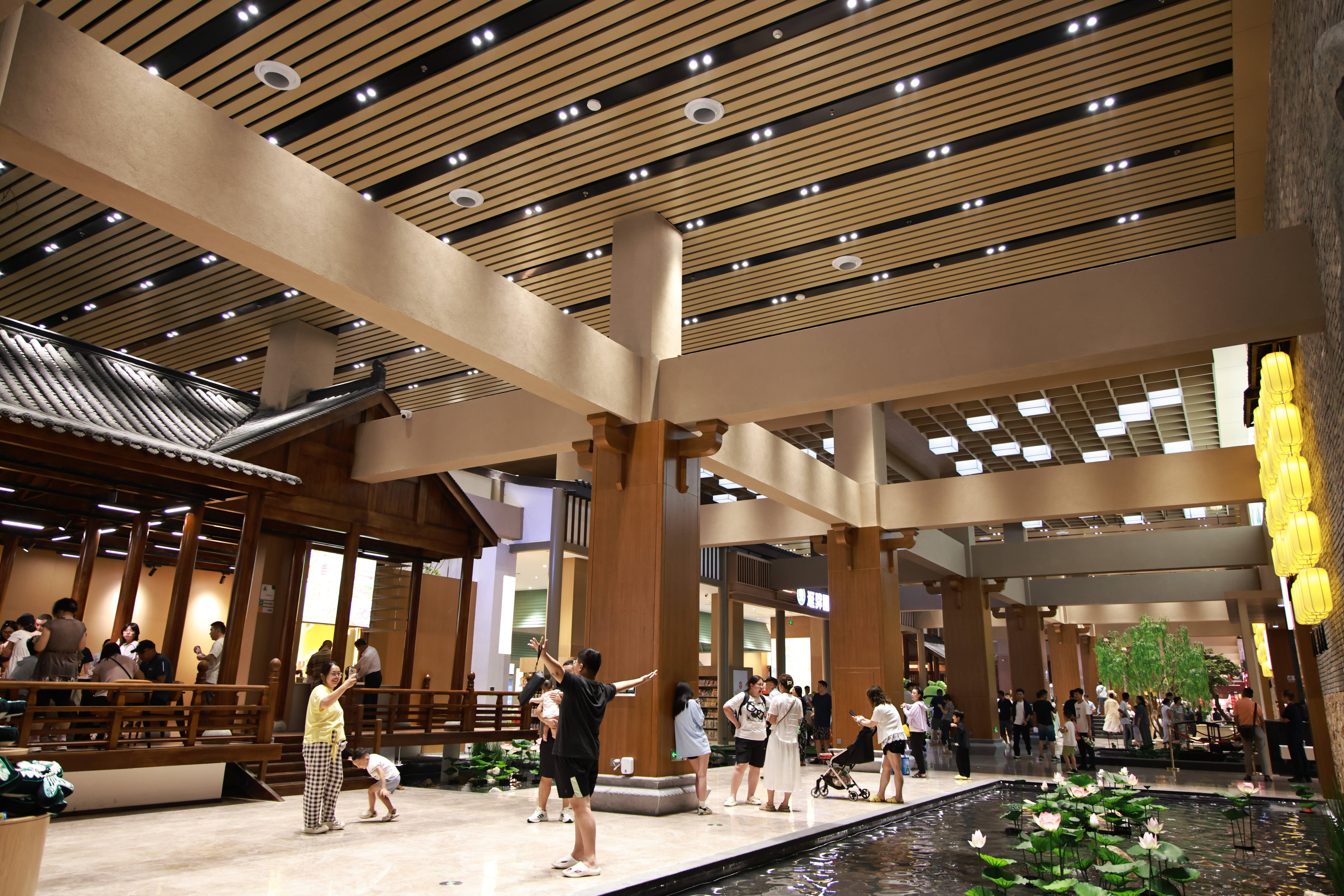 告别"将就"高速驿站变潮玩地!潍坊西服务区焕新 一步一景沉浸游