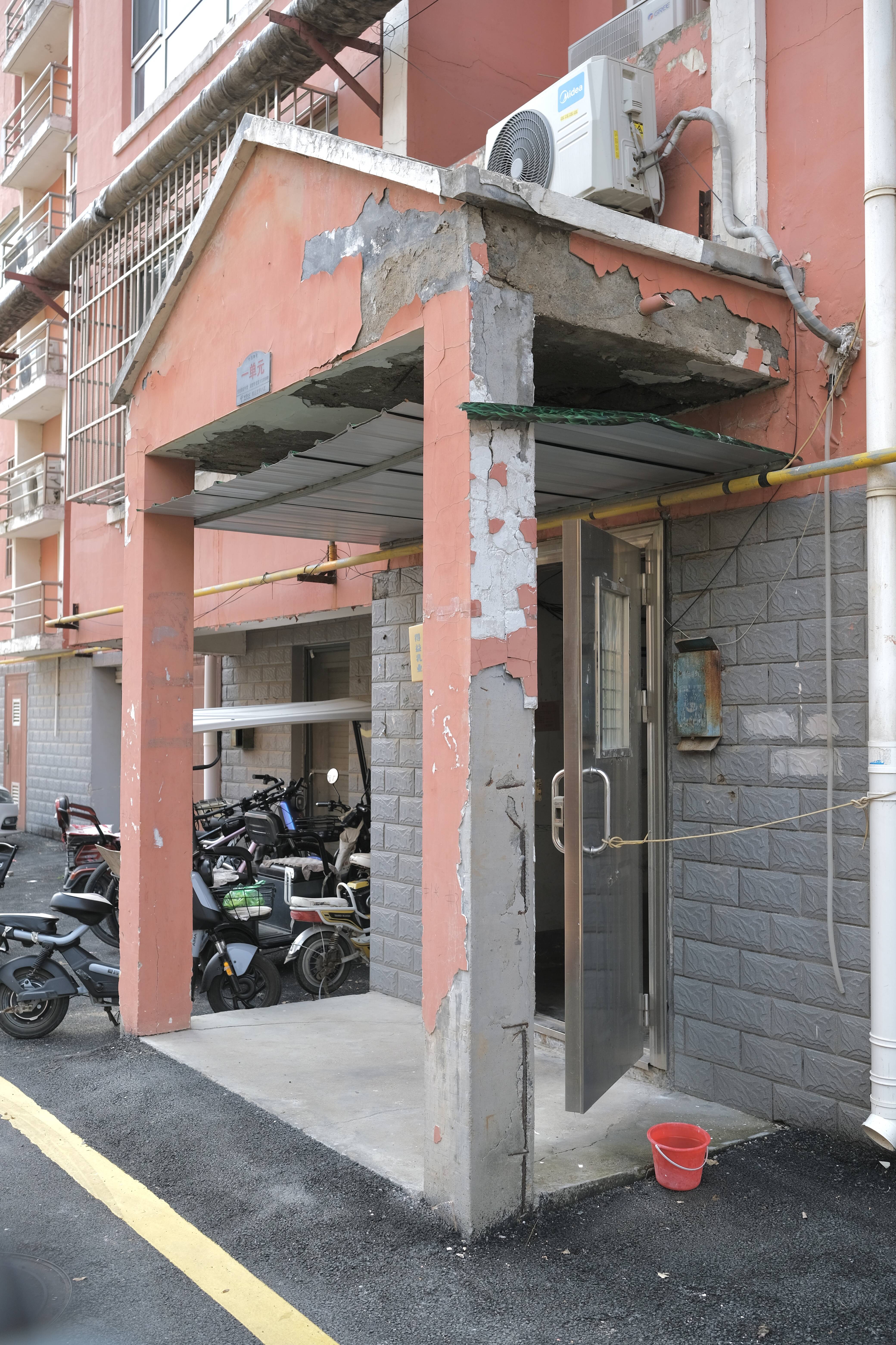 办实事|"安居之愿"济南商河县武夷御泉名城a3一单元:"酥"掉的门檐
