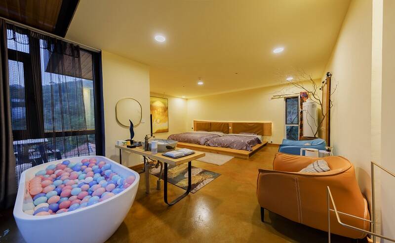 上舍民宿拥有山景大床房和亲子套房,简约的室内风格,舒适的房间布局