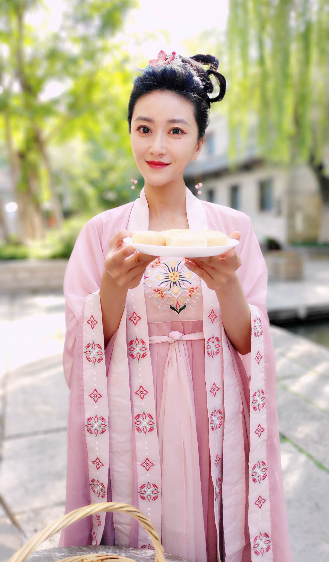 纷纷穿上汉服,也难以抵挡汉服的诱惑,山东电视综艺频道的主持人们不仅