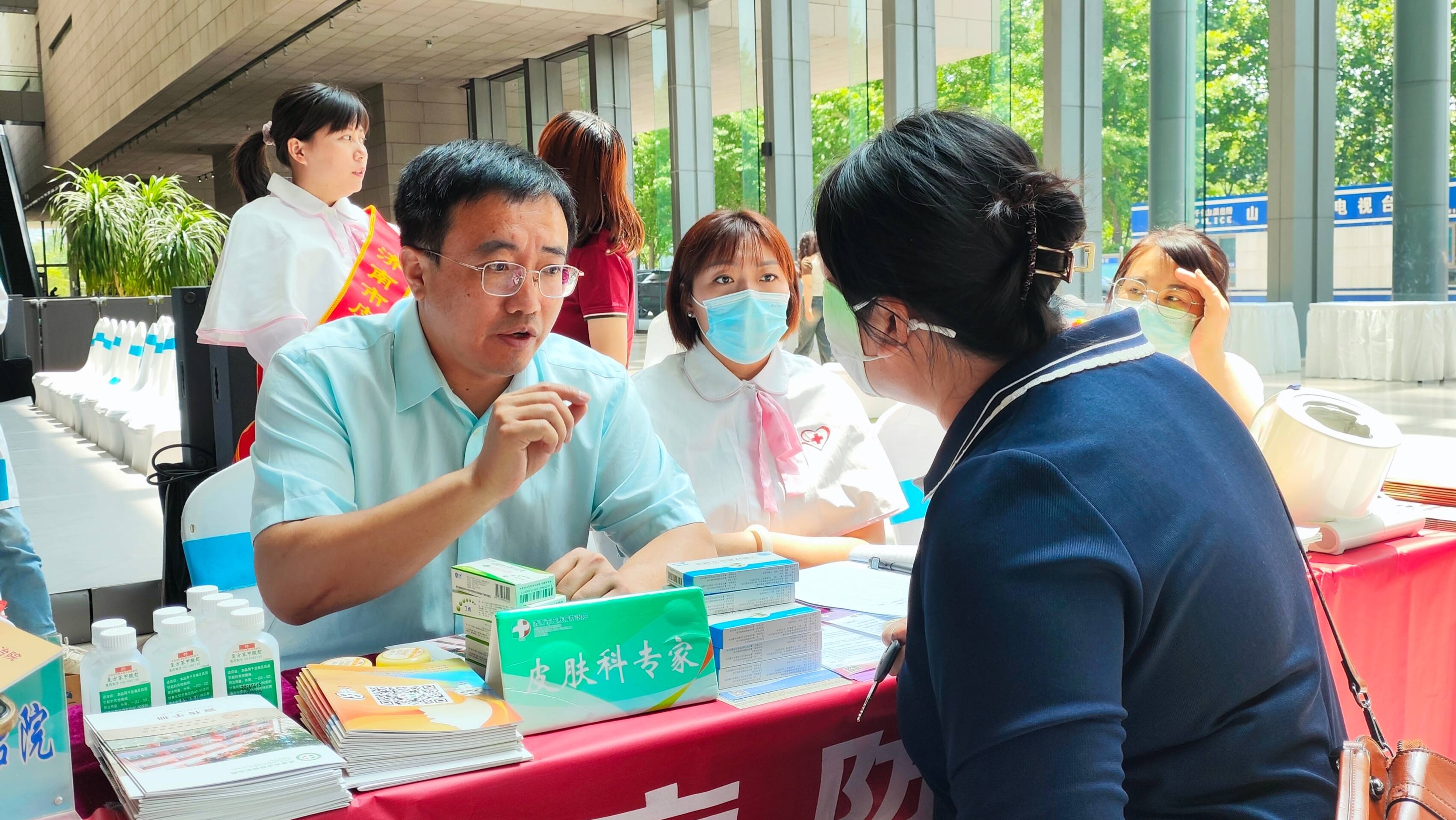 “美麗中國 皮膚先行”濟南市皮膚病防治院走進山東廣播電視臺舉行愛膚義診活動