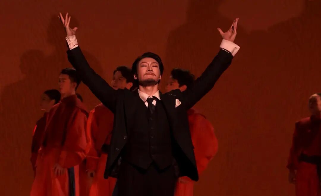 热搜第一！舞剧《大染坊》演员杨思宇，脱掉和服才向观众鞠躬致谢