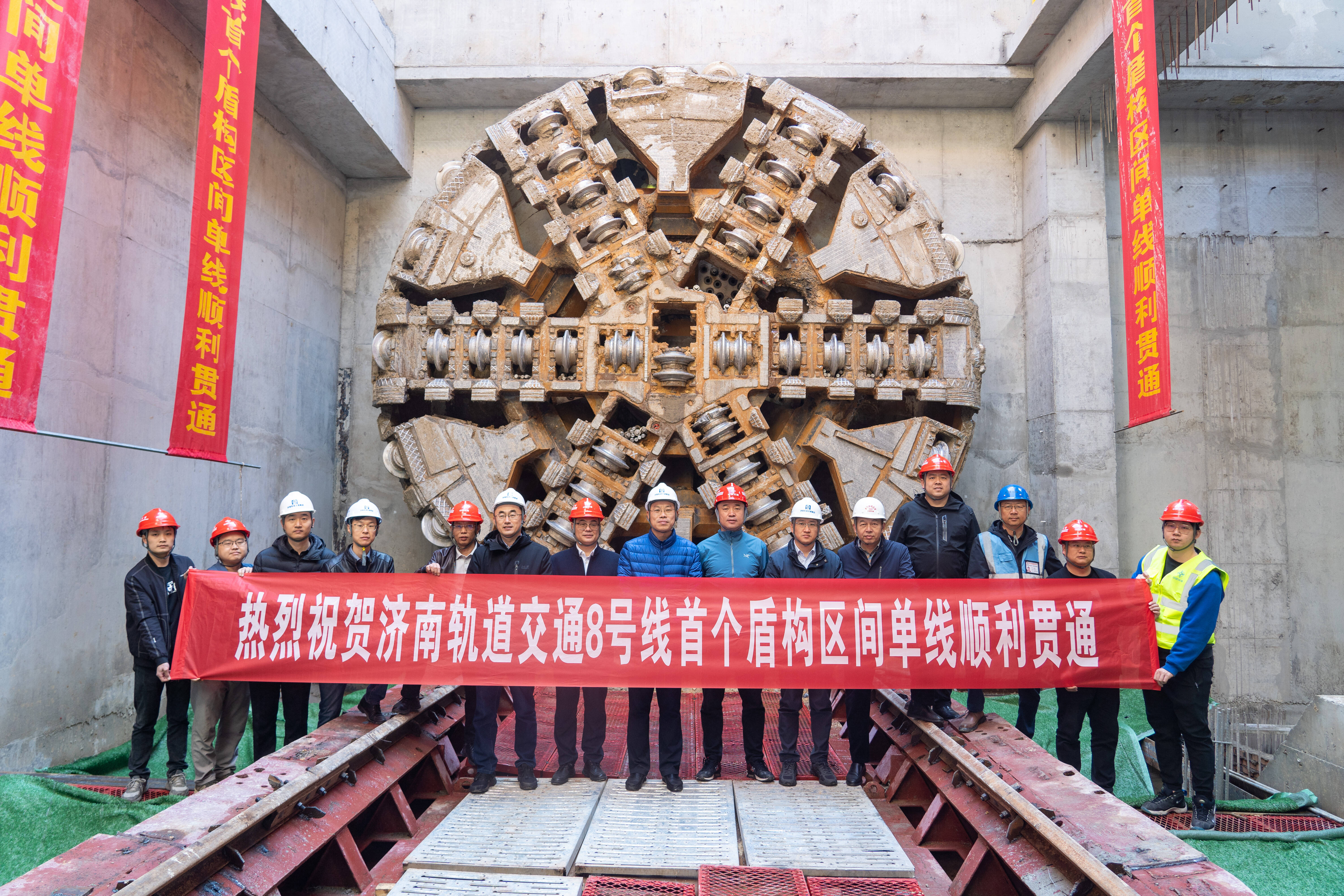 中交路建北方公司济南地铁8号线土建二工区围彩区间左线顺利贯通