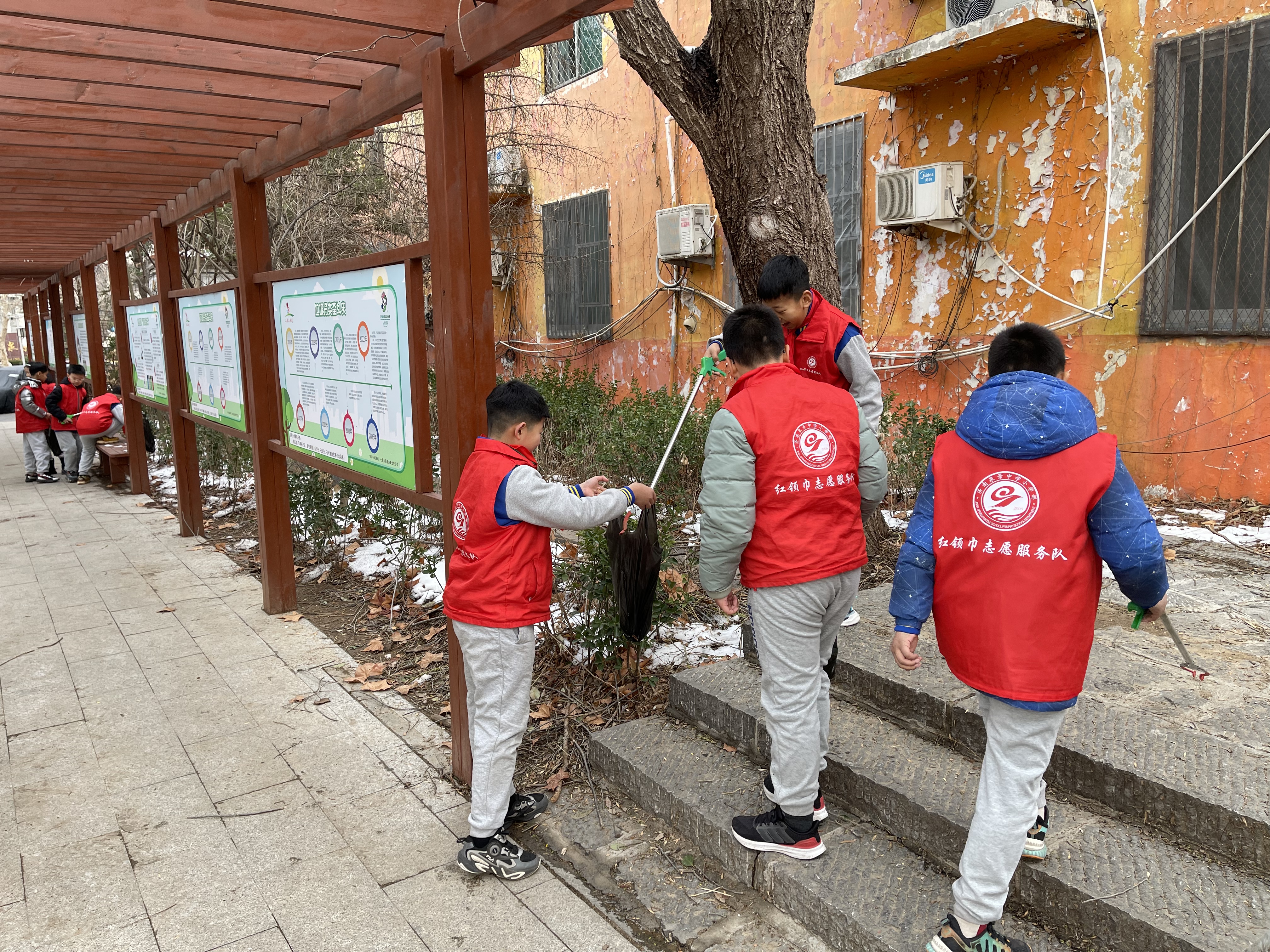 学雷锋志愿服务进社区 献爱心传承美德有担当