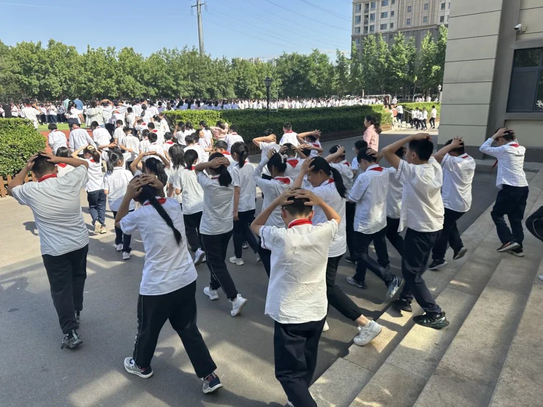  Practice to prevent "earthquake" without panic Shengjing Primary School in Lixia District, Jinan City carried out earthquake drill
