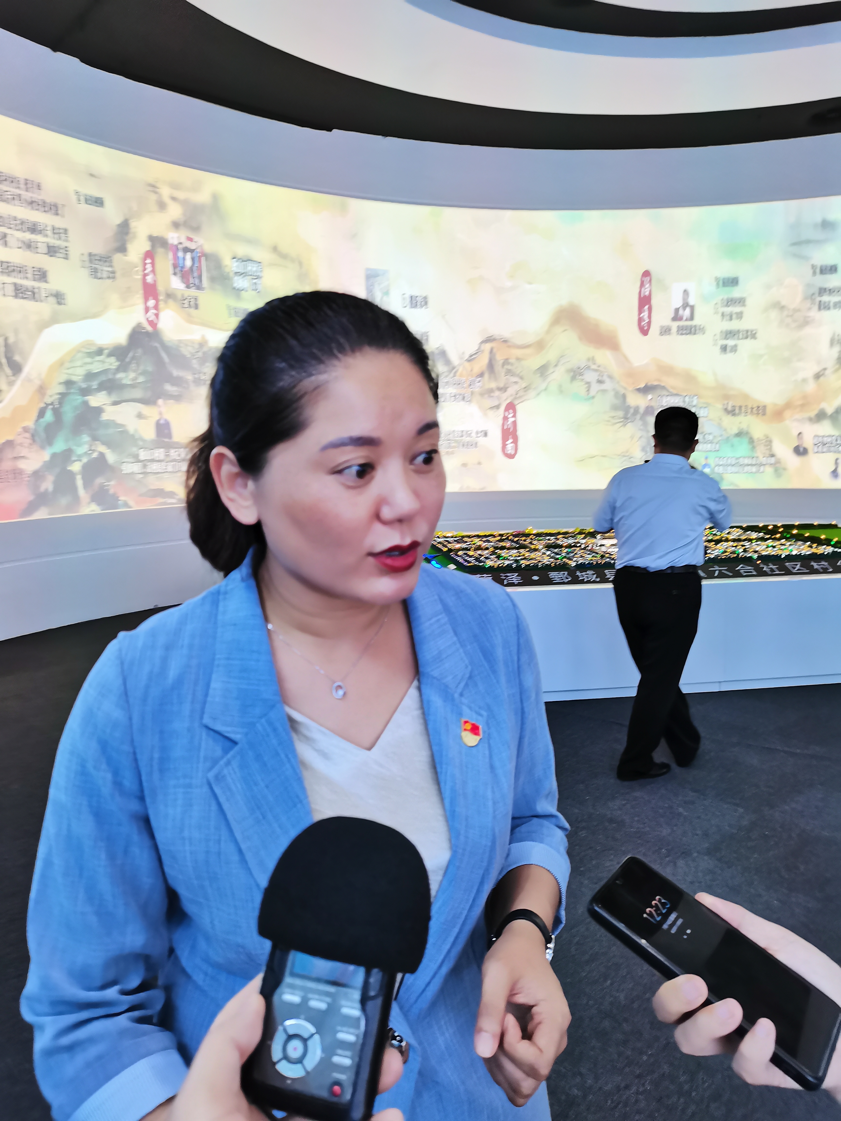 东明县委副书记张红接受记者采访