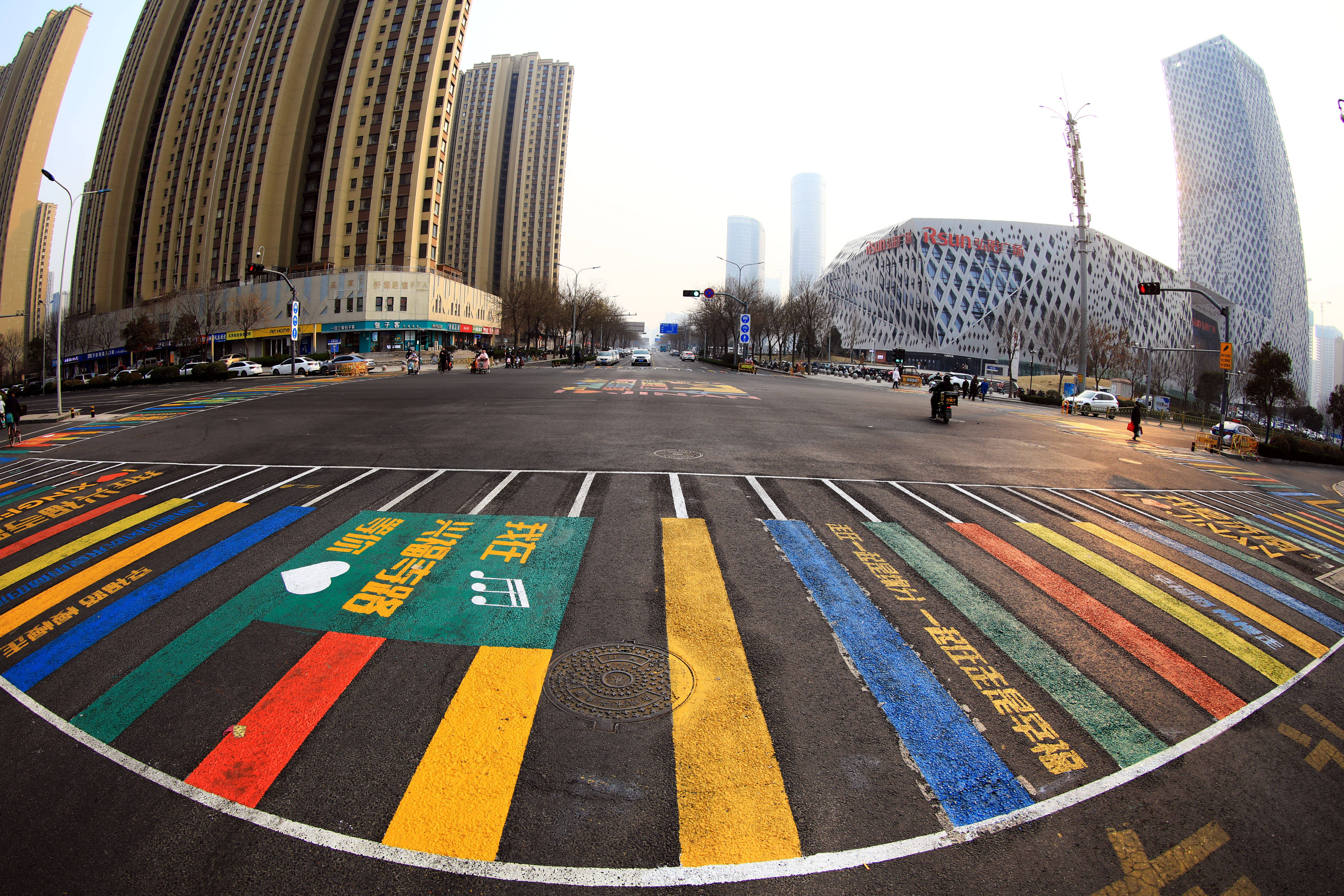 彩虹斑马线亮相济南西部新城济南交警尝试创新创建文明示范特色路口