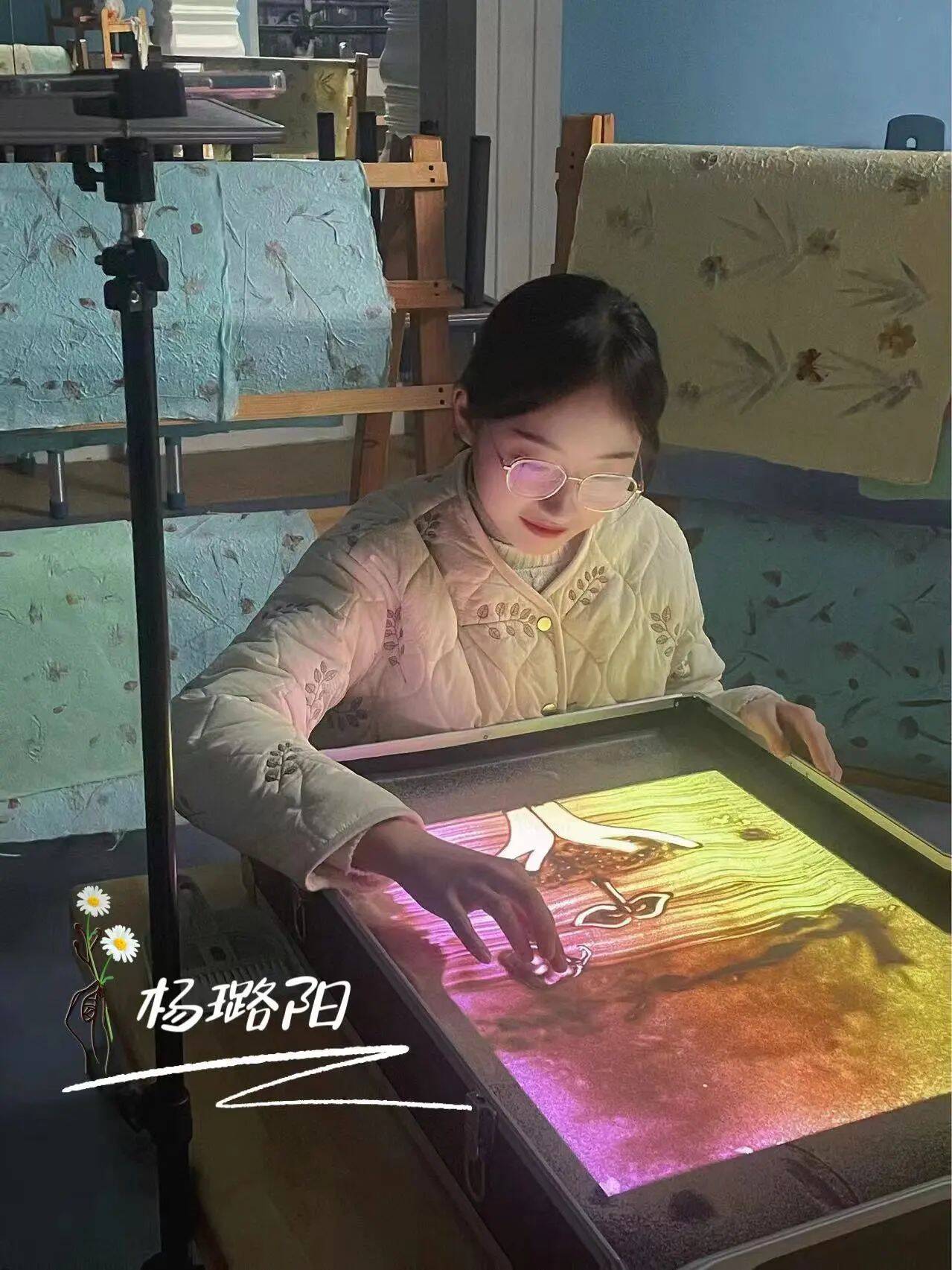 她力量卓然而立柔以致远