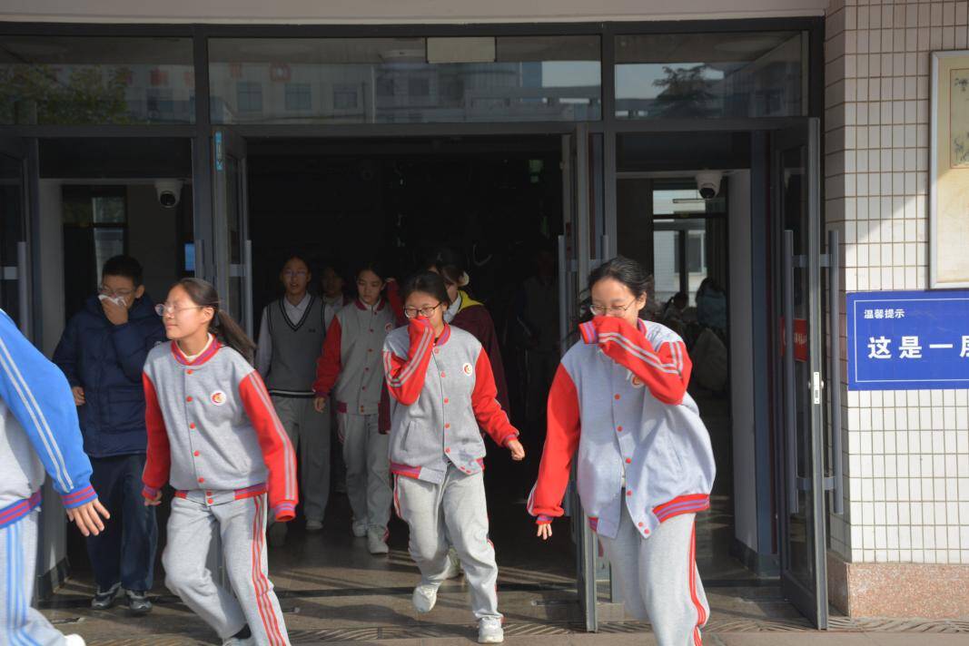 人人讲安全、处处重消防 ——济南五中组织开展消防疏散演练暨消防安全宣教活动