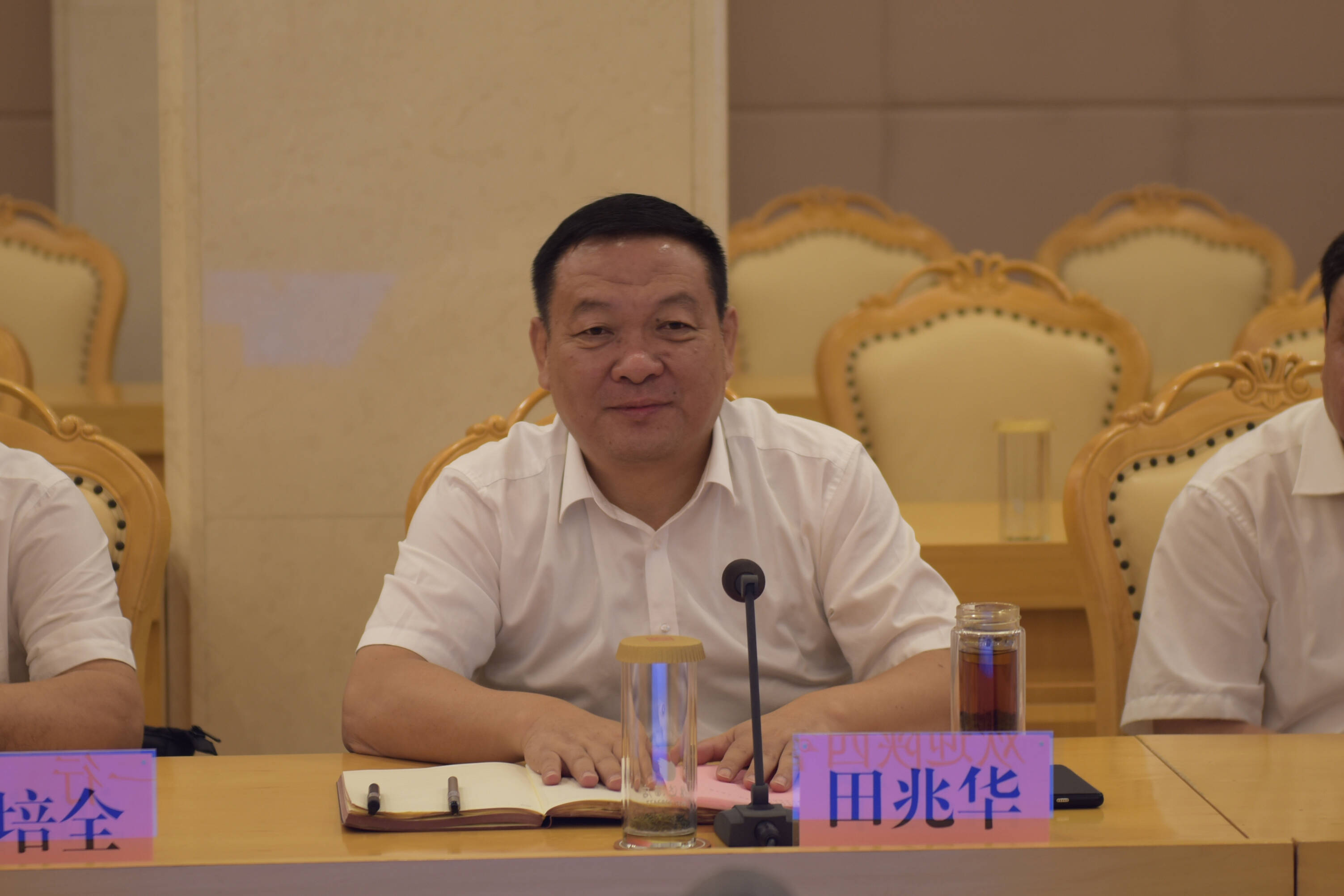 本网讯 6月27日上午,榆林市能源局局长王鑫率队来兖矿能源考察调研