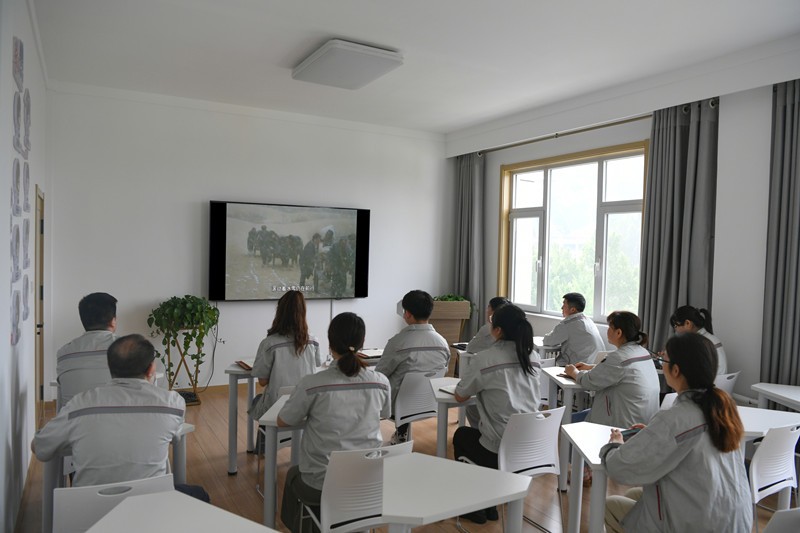 东华科技公司组织学习《敢教日月换新天——永恒的焦裕禄》和《此水此山此地》等党员教育教材_副本