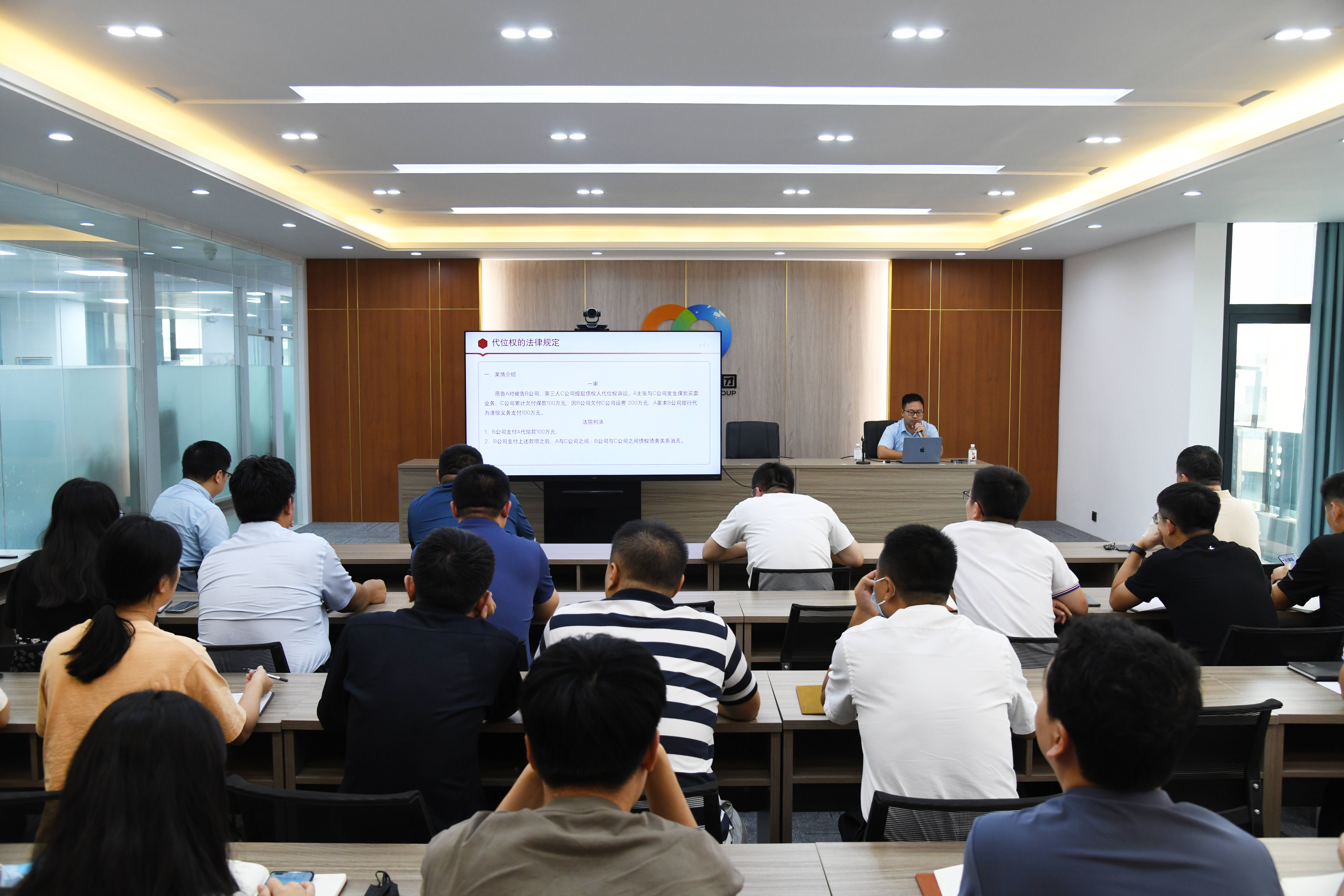 邱英轩,张军生两位律师根据公司对授课范围和内容的要求,在结合生活中