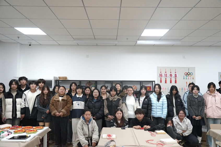 艺术设计系举办“情暖金秋，孝亲重阳——编制传递爱”主题活动