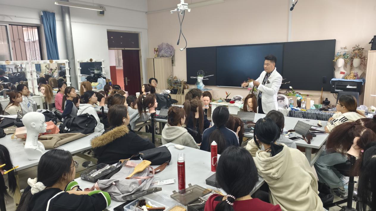 发丝间的艺术课堂！刘兆林技能大师工作室为25级新生解锁盘发设计密码