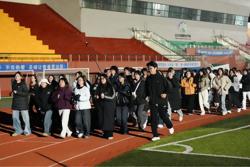 艺术设计系组织开展“青春逐光，‘艺’起奔跑”跑操活动