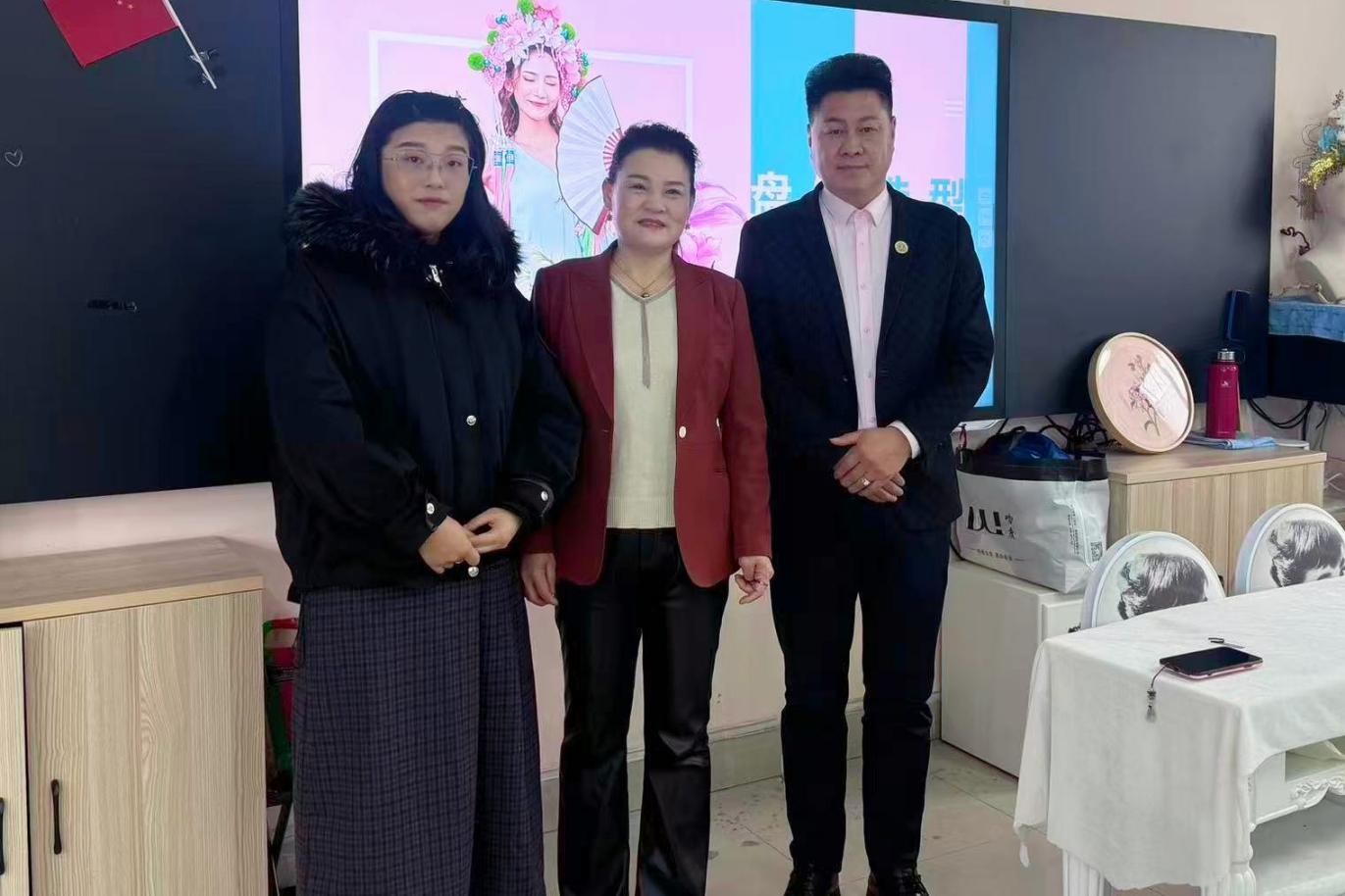 发丝织造美学：艺术设计系技能大师工作室盘发造型讲座精彩开讲