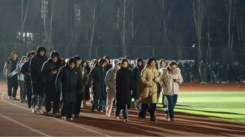 “青春步履铿锵，艺术风采飞扬”——艺术设计系开展夜间跑操活动