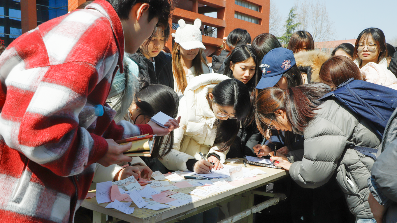 艺术设计系举办“执笔诉心意，少女正当时”活动