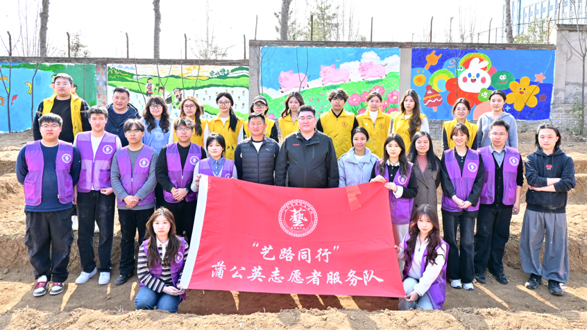 青春执笔绘乡韵 艺术赋能助振兴——艺术设计系开展墙绘志愿服务活动