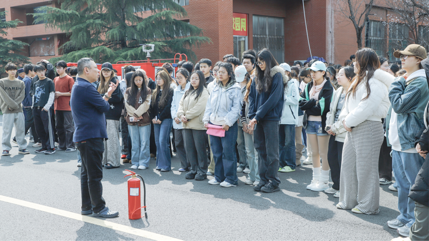 筑牢安全防线·守护平安校园——艺术设计系开展消防应急演练活动