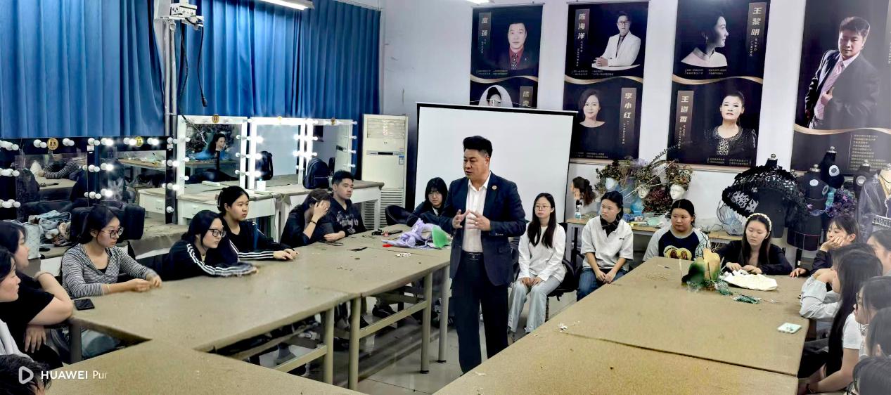 围桌论道话就业 匠心领航助成长——大师工作室刘兆林大师为人物形象设计专业学生开展专业辅导