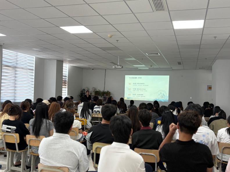 艺路启航 匠心筑梦——艺术设计系广告艺术设计专业召开2026级新生专业介绍会暨艺术类新生入学专业复测
