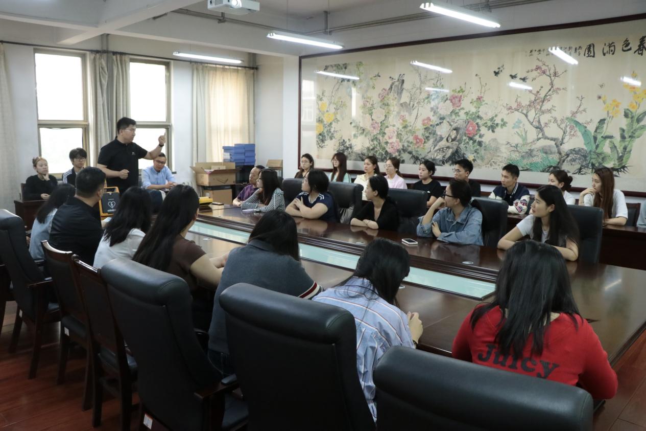 学前教育与戏剧系开展自动体外除颤仪急救技能培训 筑牢校园生命安全防线