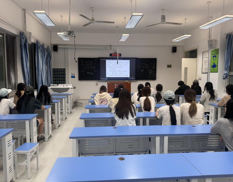 习近平新时代中国特色社会主义思想研究社举办“品读红色书籍，汲取奋进力量”——好好学习”系列活动（四）