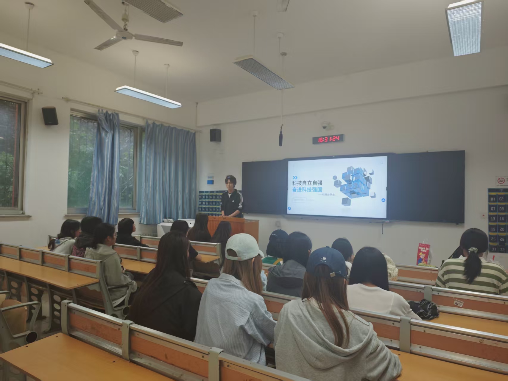 新时代文学社开展“科技自立自强，奋进科技强国”科技分享会