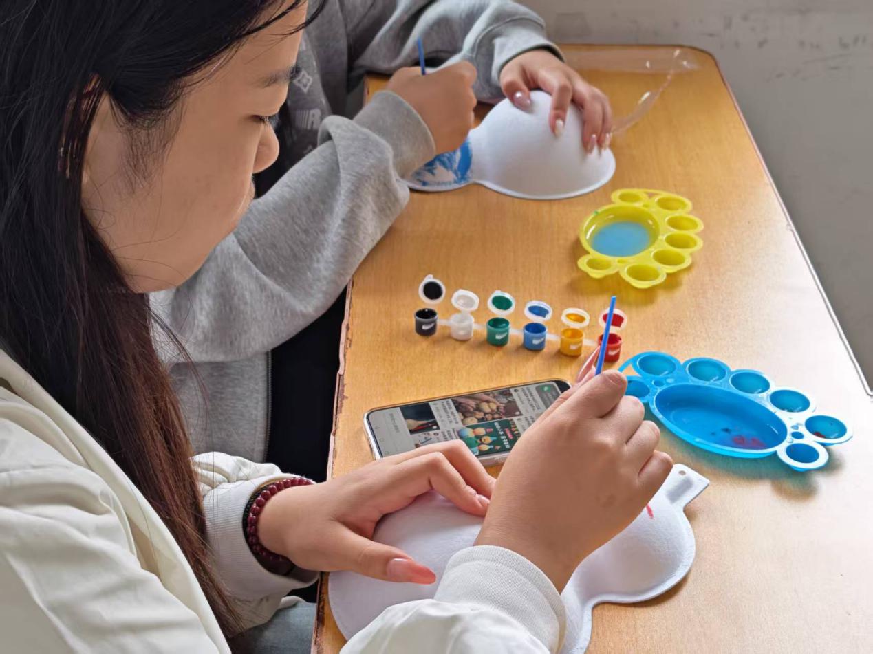 山传网视社开展 “手绘葫芦，趣绘匠心” 活动